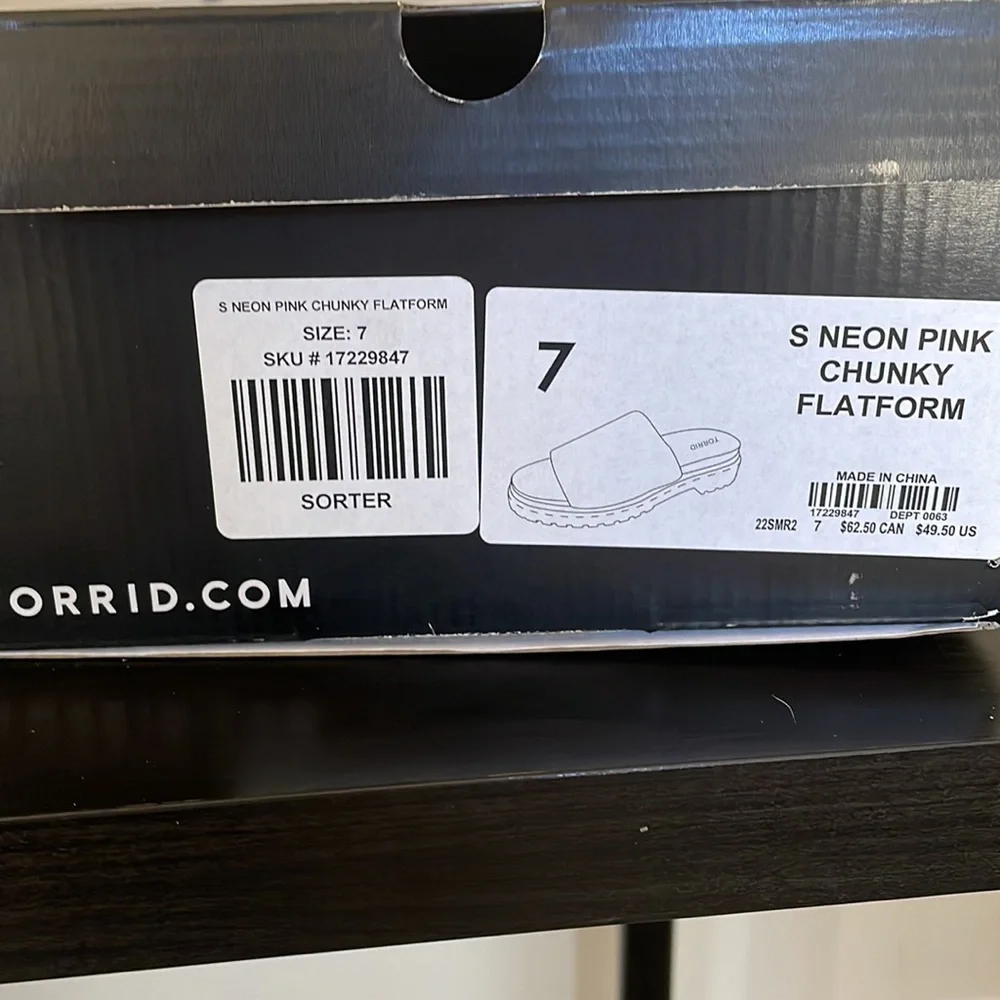 NWT Torrid Neon Pink Chunky Slides. Size 7 (runs very wide) - Picture 4 of 5